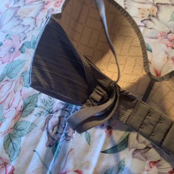 Victoria's Secret Light Gray Wireless Bra Size 34 D - Picture 5 of 8